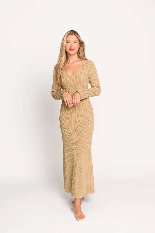 Midi dresses with pleated skirts for a timeless and elegant appeal Keaton Knit Maxi Dress with V-Neckline in Beige Midi dresses with pleated skirts for a timeless and elegant appeal Keaton Knit Maxi Dress with V-Neckline in Beige