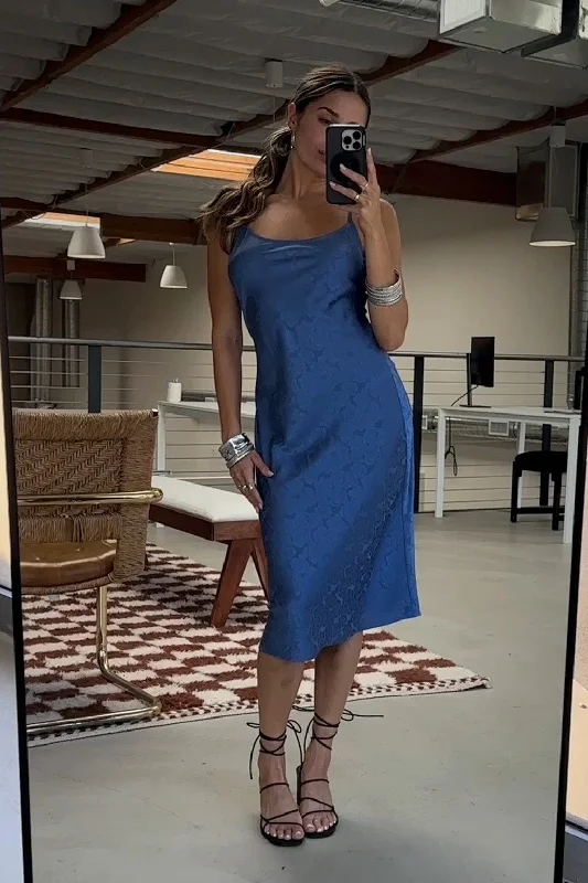 Midi dresses with ruffled sleeves for a more feminine and voluminous look Aubrey Blue Satin Jacquard Midi Dress Midi dresses with ruffled sleeves for a more feminine and voluminous look Aubrey Blue Satin Jacquard Midi Dress