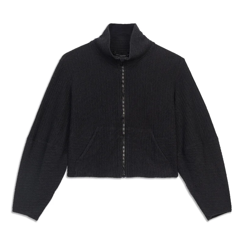Water - resistant women's trench coats with adjustable cuffs for rainy daysTextured Cropped Jacket