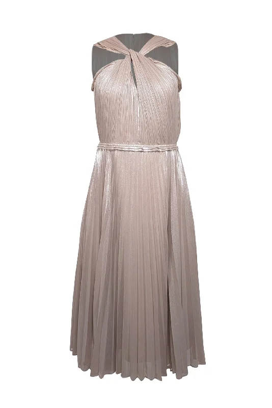 Ruffled Women Dress with Multiple Layers for a Playful and Girly Style Ruffled Women Dress with Multiple Layers for a Playful and Girly Style Diane von Furstenberg - Champagne Gold Plisse Sleeveless Dress Sz 6