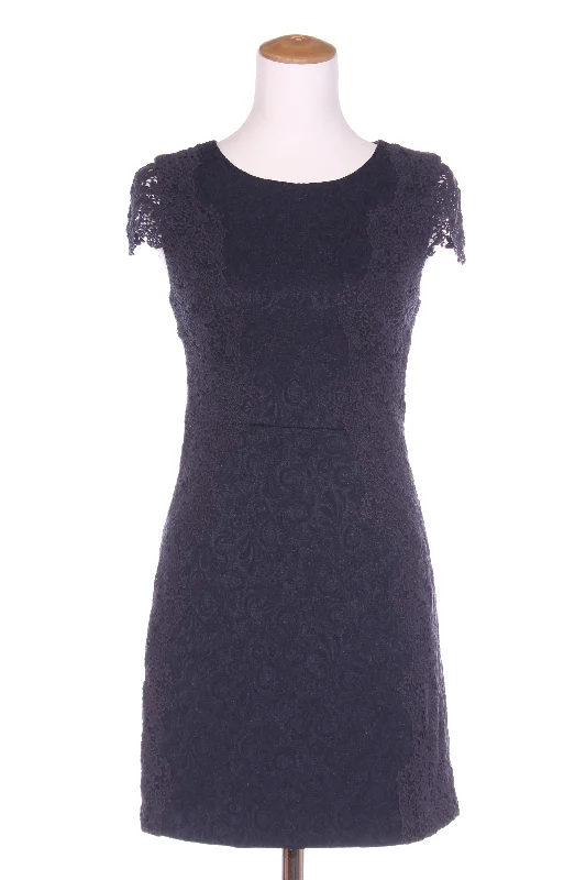 Ball Gown Women Dress with a Full Skirt for a Princess - like Look Ball Gown Women Dress with a Full Skirt for a Princess - like Look FOREVER NEW - Broiderie detail navy jacquard dress! 8
