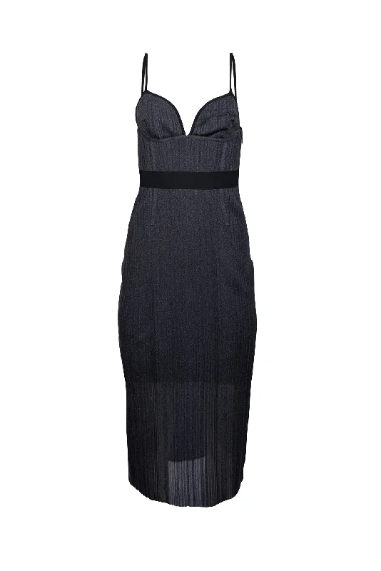 Ruffled Women Dress with Multiple Layers for a Playful and Girly Style Ruffled Women Dress with Multiple Layers for a Playful and Girly Style Herve Leger - Metallic Dark Grey Ribbed Knit Dress w/ Black Trim Sz L