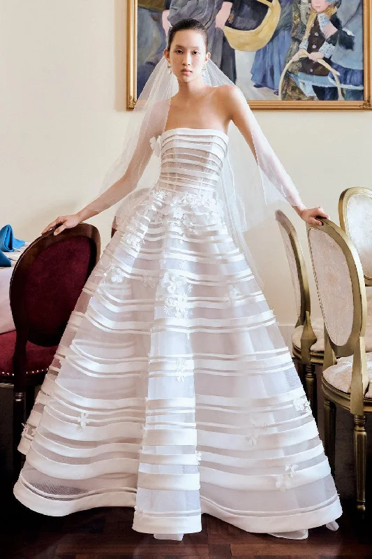 Party dresses with a metallic finish for a shiny and eye - catching effect​Ganh Hoa Ball Gown Straight Across Neck Mesh Taffeta Floor Length Dress