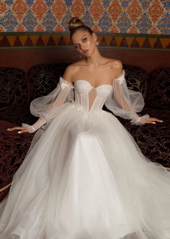 Off - the - shoulder wedding guest dresses in chiffonStrapless Sweetheart Wedding Gown with Removable Sleeves